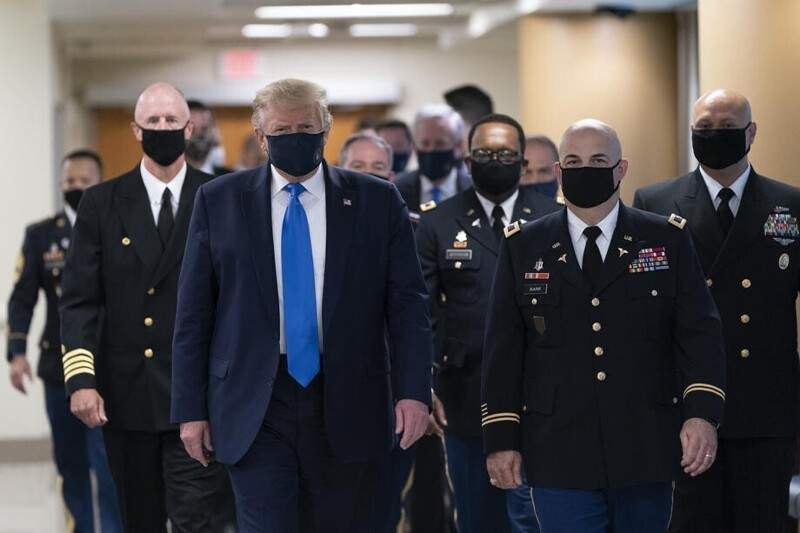 Дональд Трамп появился на публике в маске и тут же стал мемом в России