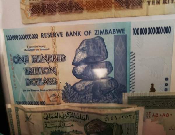 Купюра на один триллион долларов в Зимбабве