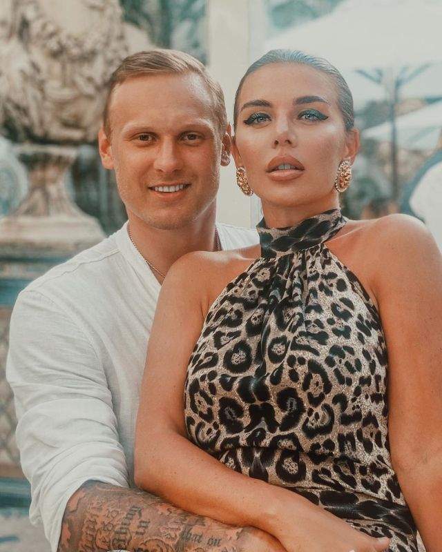 Анна Седакова с женихом