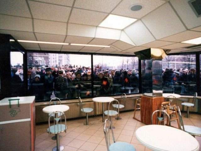 Народ перед открытием первого McDonald’s