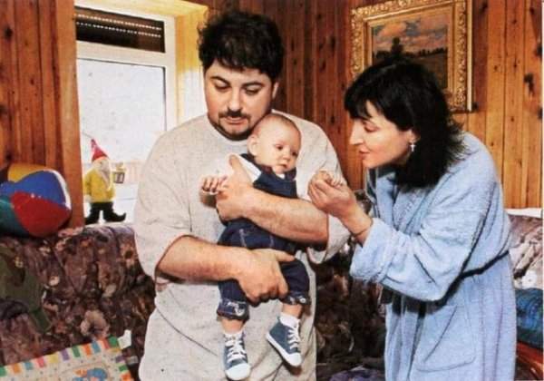 Александр Цекало с супругой Лолитой Милявской и дочерью Евой, 1999 год