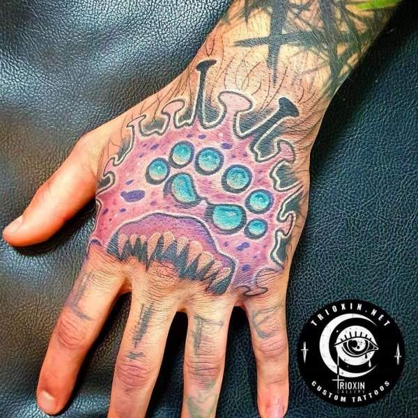 Креативные татуировки в память о коронавирусе