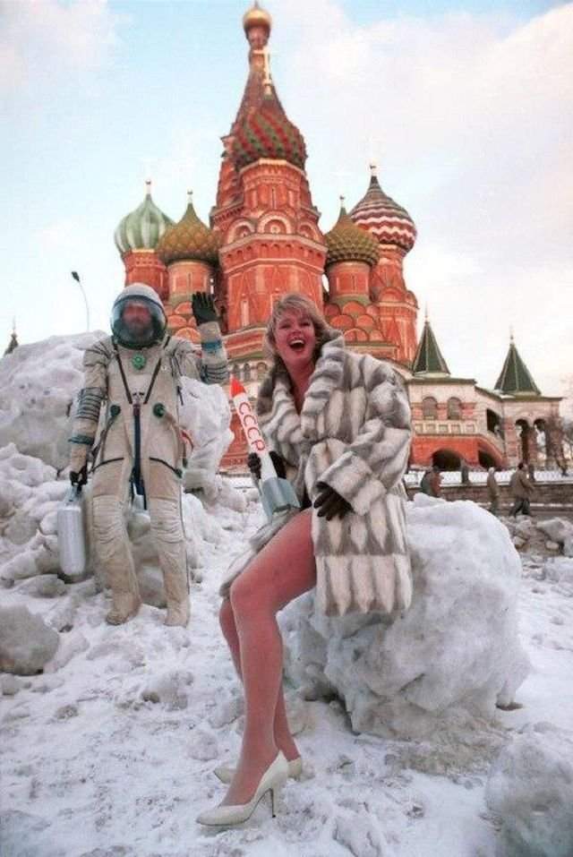 Съемки модели для мужского журнала «Андрей» на Красной площади, 1994 год, Москва