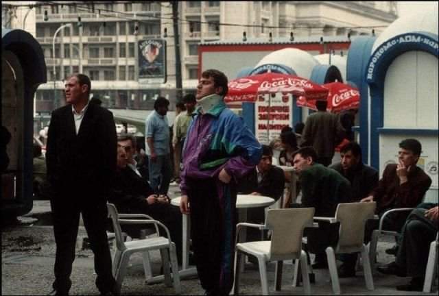 Джентльмены отдыхают в кафе,1993 год.