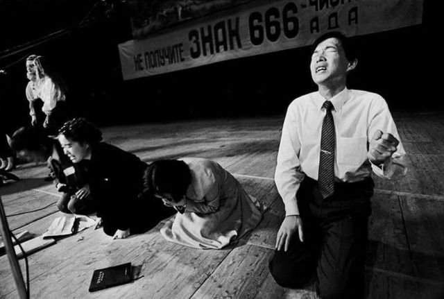 Коллективная молитва одной из сект в ожидании конца света. Москва, 1992 год