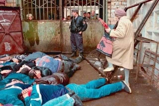 &quot;Проверка документов&quot;. На одном из рынков России, 1994 год.