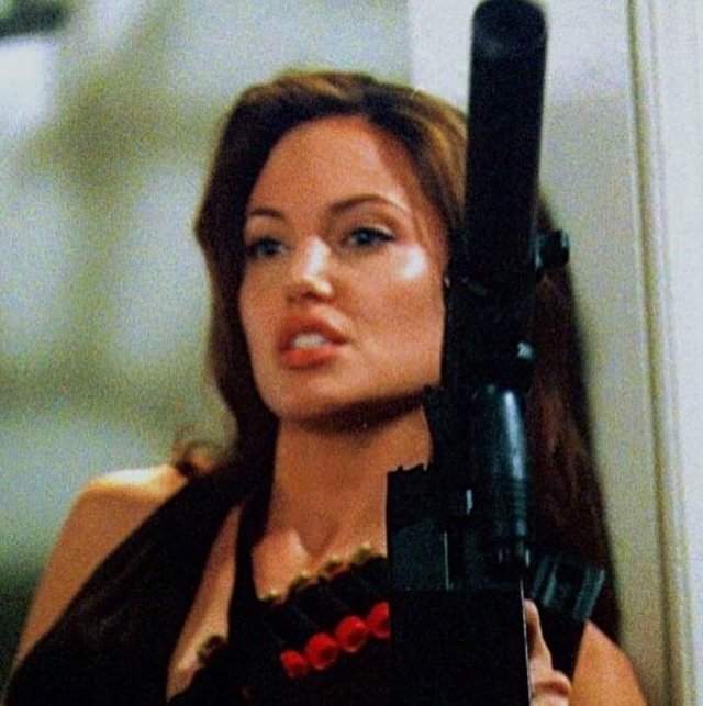 Красивые актрисы с оружием в руках