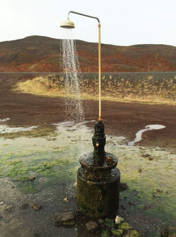 Душ с теплой водой для путников в Исландии