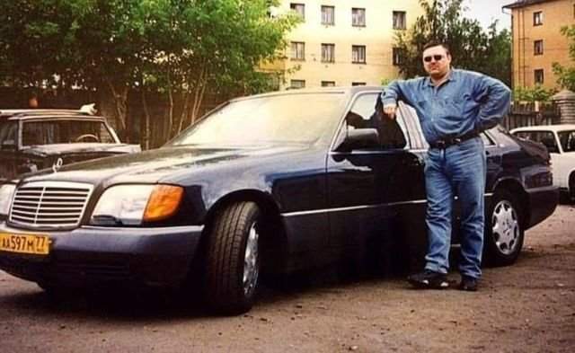 Михаил Круг возле своего автомобиля Mercedes W140. Россия, 90-е годы.