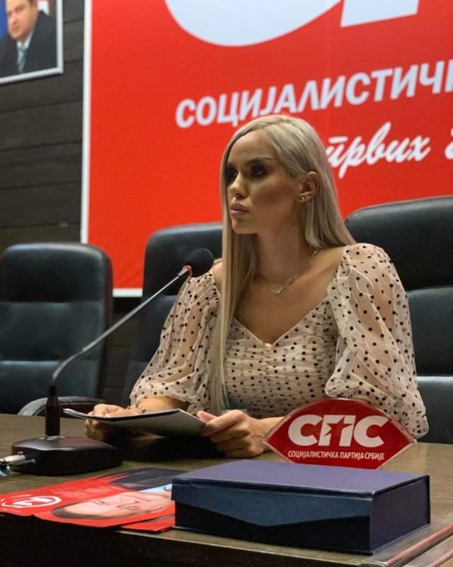 Александра Грозданович - сербская Барби, ставшая лицом социалистической партии Сербии