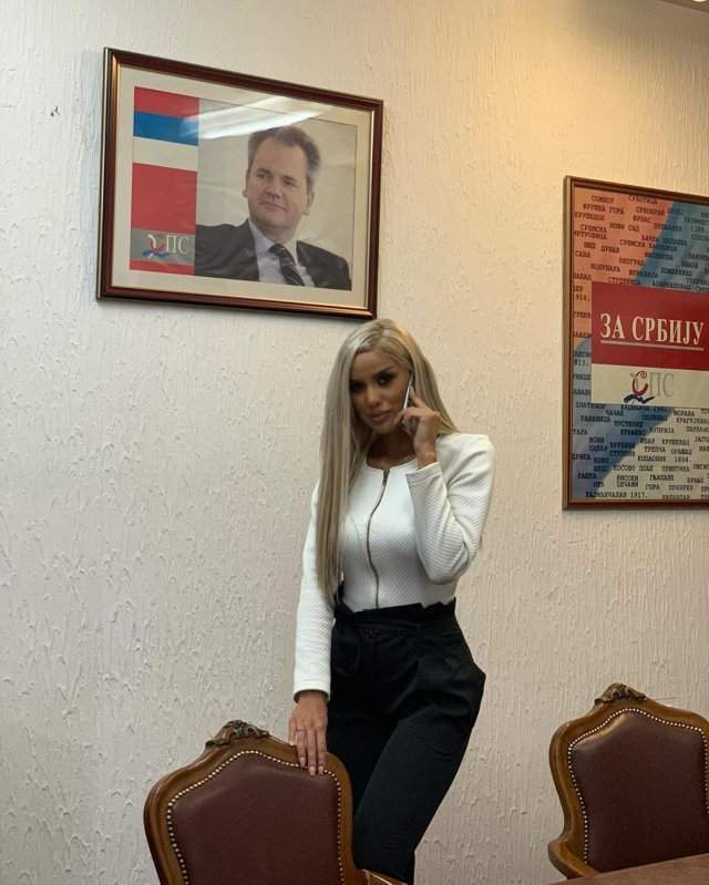 Александра Грозданович - сербская Барби, ставшая лицом социалистической партии Сербии