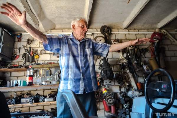 87-летний дедушка из-под Светлогорска сделал себе электромобиль