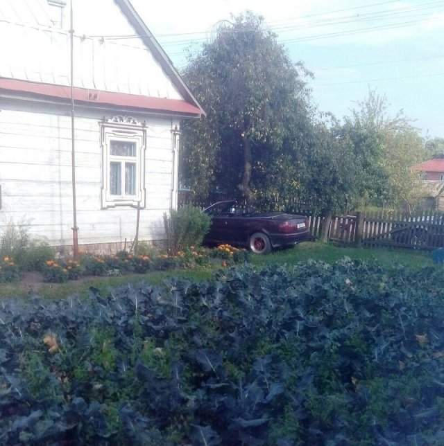 Люксовые машины, странно смотрящиеся на фоне деревень в российской глубинке
