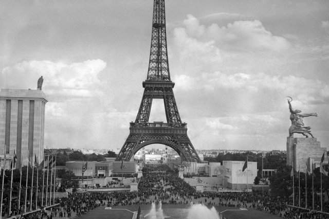 Монумент «Рабочий и колхозница» привезли на всемирную выставку в Париж в 1937 году.