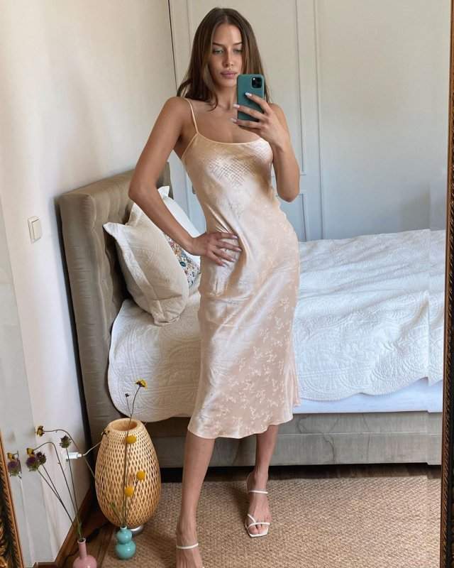 Николь Потуральски в платье цвета крем-брюле делает селфи в зеркале