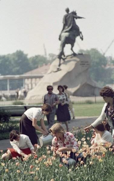 Ленинград. Будущие садоводы и цветоводы на практике1979 г.