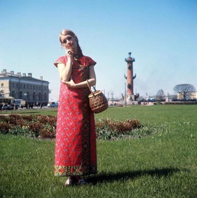 Девушка на стрелке Васильевского острова в красном платье, 1979 год