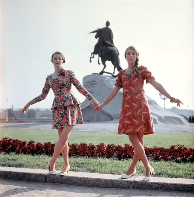 Девушки в цветных платьях около памятника Петру I