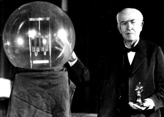 Томас Эдисон со своим изобретением - электрической лампочкой, США, 1912 год.