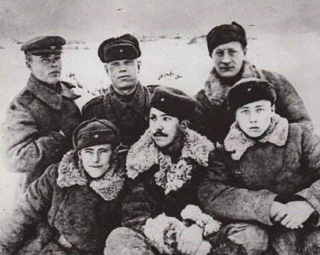 Старший сержант Юрий Никулин с однополчанами из 72-го отдельного зенитного дивизиона, 1943 год.