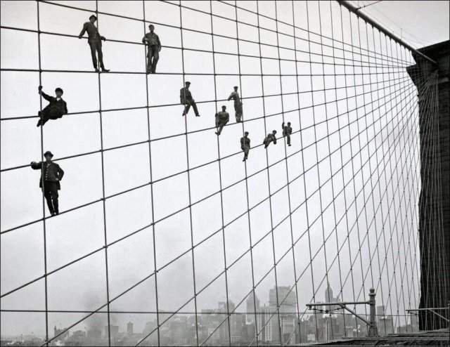 Рабочие, занятые покраской Бруклинского моста, позируют на его тросах для фотографа, 1914 год