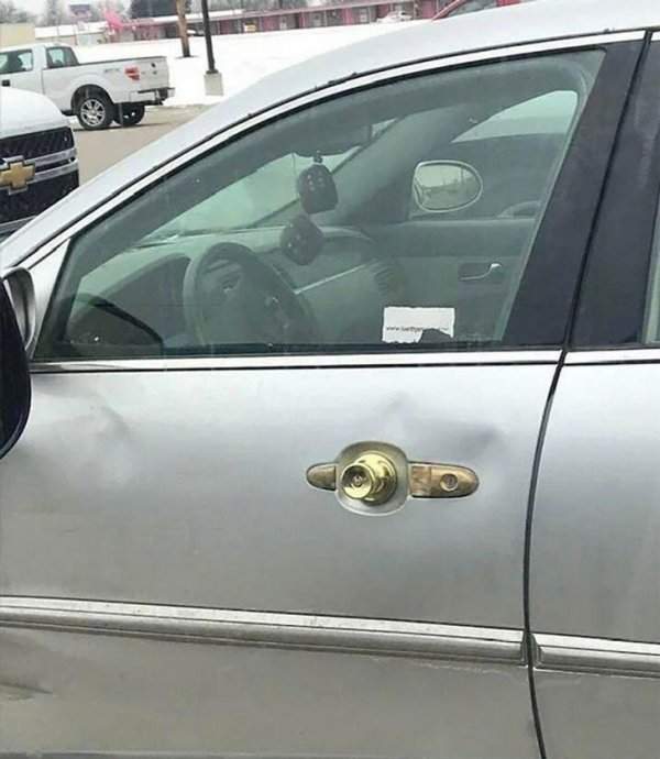 Дверная ручка на двери машины
