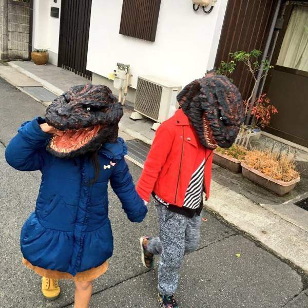Дети в масках динозавров