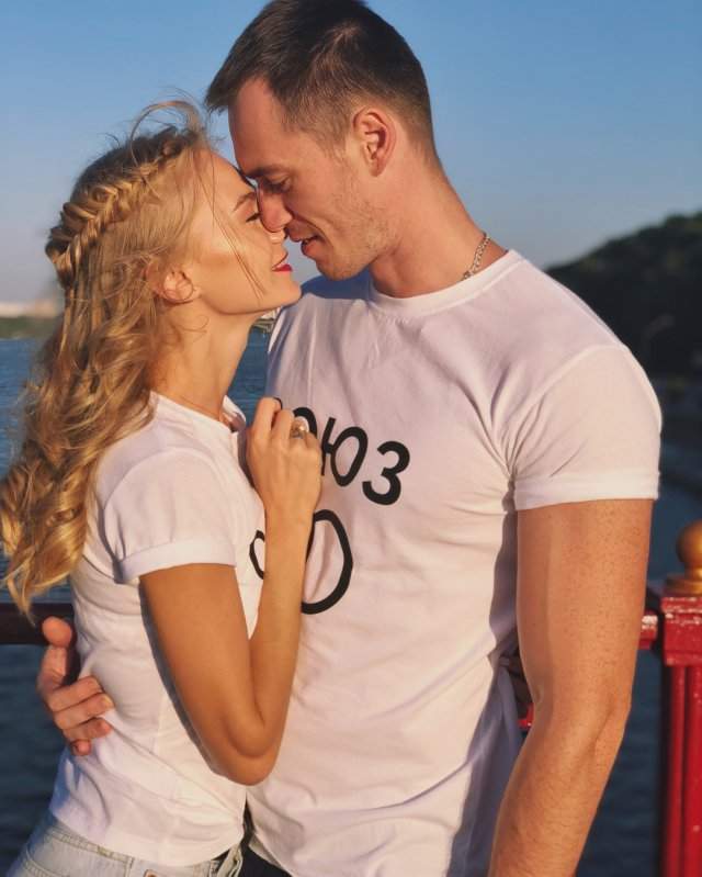 Мая Коноваленко (Nancy Ace) с мужем Мартином Стайном в белых футболках