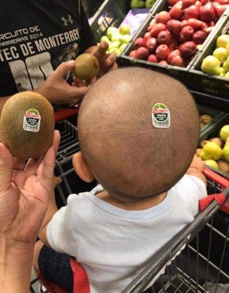 Наклейка на голове младенца
