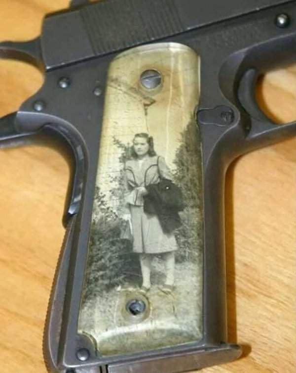 Фотография в рукояти пистолета
