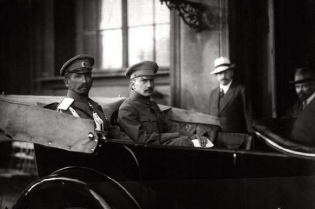 Верховный главнокомандующий Лавр Корнилов и управляющий военным министерством Борис Савинков, 1917 год, Петроград