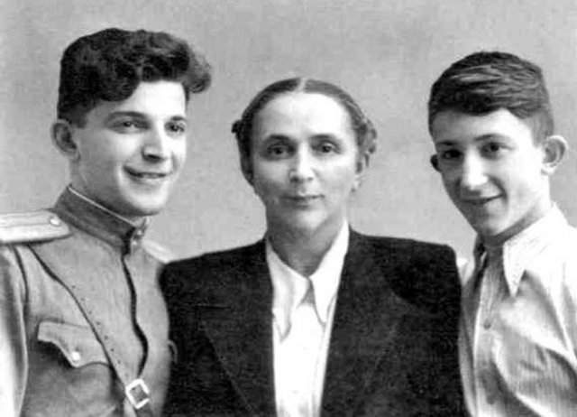 Аркадий и Борис Стругацкие с мамой Александрой Ивановной, 28 августа 1948 года, СССР