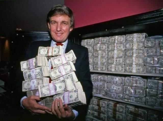 Дональд Трамп с миллионом долларов на открытии казино «Тадж–Махал», 1990 год, США