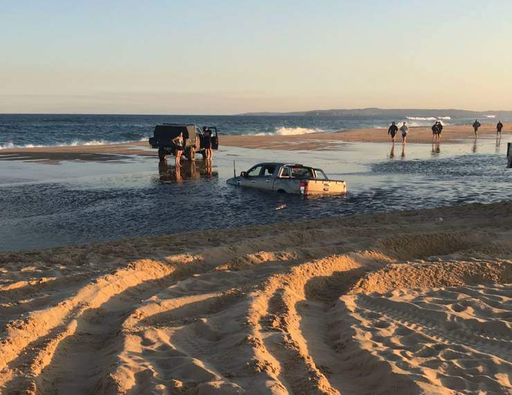 Утонувший в песке автомобиль