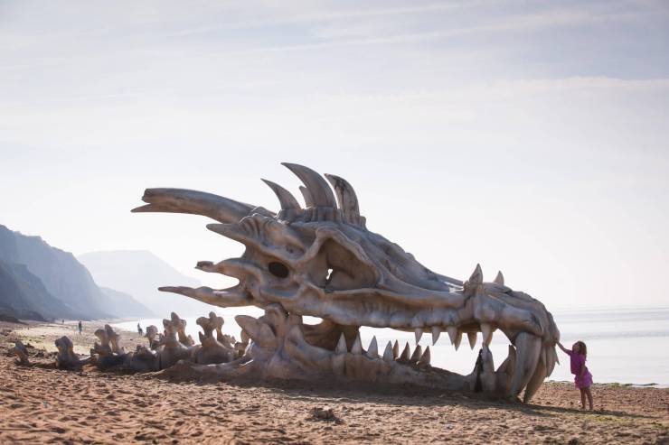 Скульптура череп дракона на берегу океана