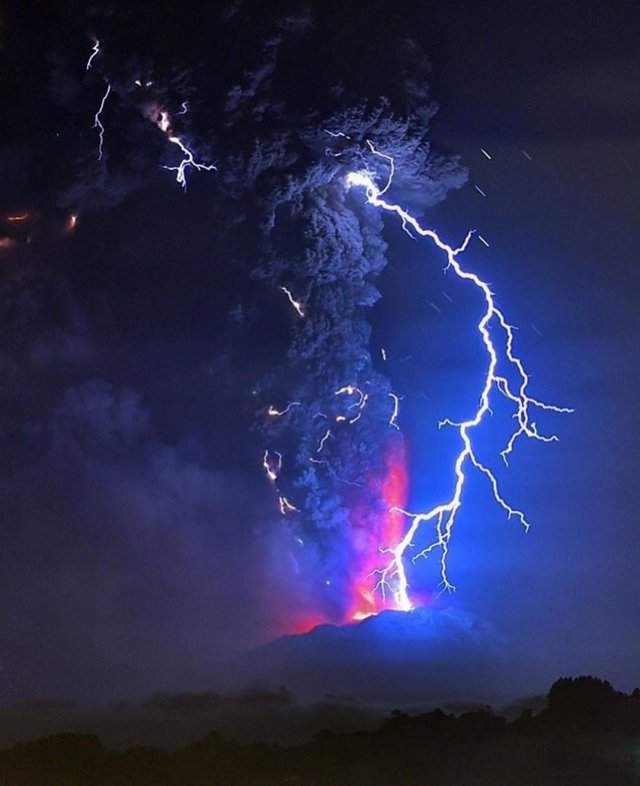 электрический шторм в облаке пепла при извержении вулкана