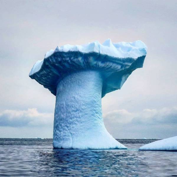 Айсберг необычной формы