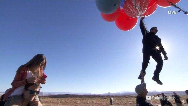 Дэвид Блейн летит в небо на шарах
