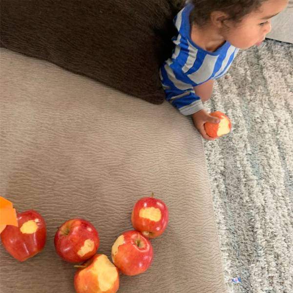 Ребенок и надкусанные яблоки