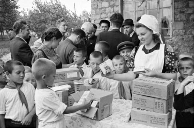 Приблизительно 1946 год. Советские пионеры с любопытством рассматривают американские продукты