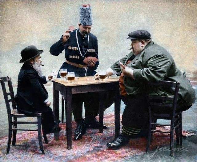 Самый высокий, толстый и низкий человек Европы пьют пиво и играют в карты. 1913 год.