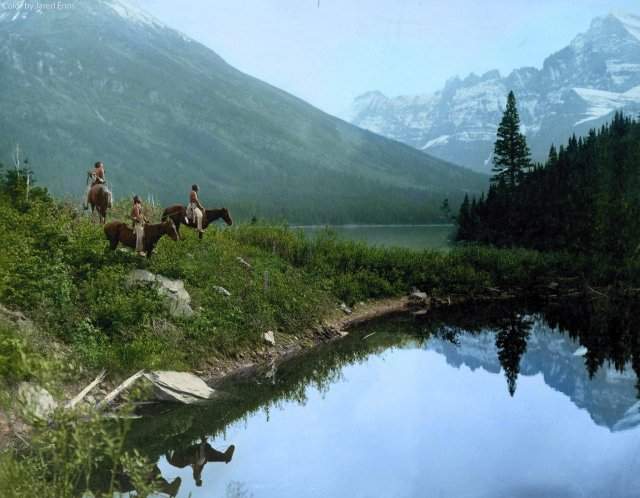 Индейцы племени пикани исследуют местность где-то в Северной Монтане. Около 1908 года.
