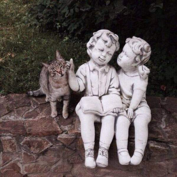 Скульптура дети и кот