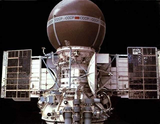 Аппарат «Венера-9» был первым приславшим фото поверхности планеты Венера. СССР, 1975 год.