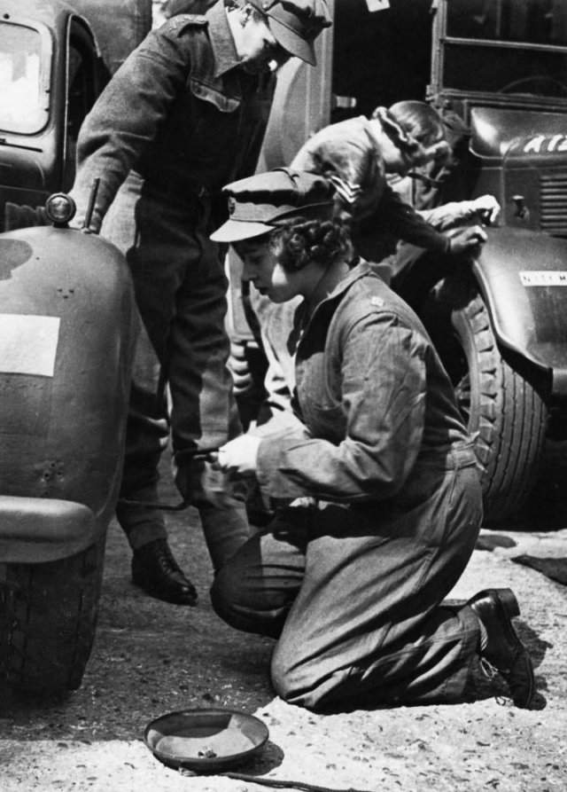 18–летняя девушка меняет колесо, Англия, 1945 г.