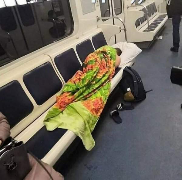 Мужчина спит в метро