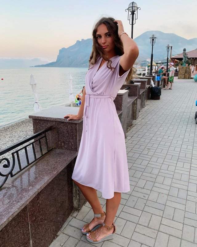 Анастасия Бадина в розовом платье на берегу