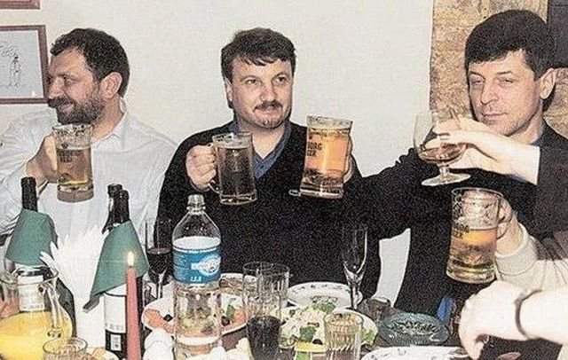 Нынешний президент Сбербанка Герман Греф (посередине) распивает пиво с коллегами, 90-е.