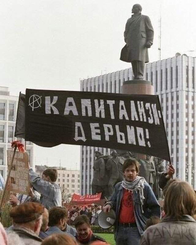 Участники демонстрации на Октябрьской площади