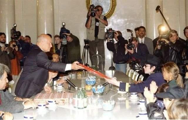 Юрий Лужков принимает Майкла Джексона в Белом зале Московской мэрии